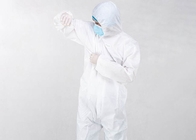 डिस्पोजेबल प्रोटेक्टिव मेडिकल स्क्रब सूट पूरे शरीर के कपड़ों को कवर करता है