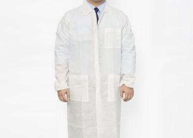 सफेद लोचदार कफ डिस्पोजेबल लैब कोट प्रयोगशाला के लिए यूनिसेक्स अनुकूलित शैली
